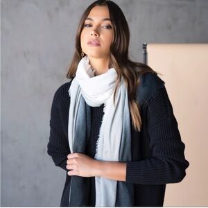 New $150 Cushnie One Size Grey Horizon Ombre
Visit Scarf Women's New